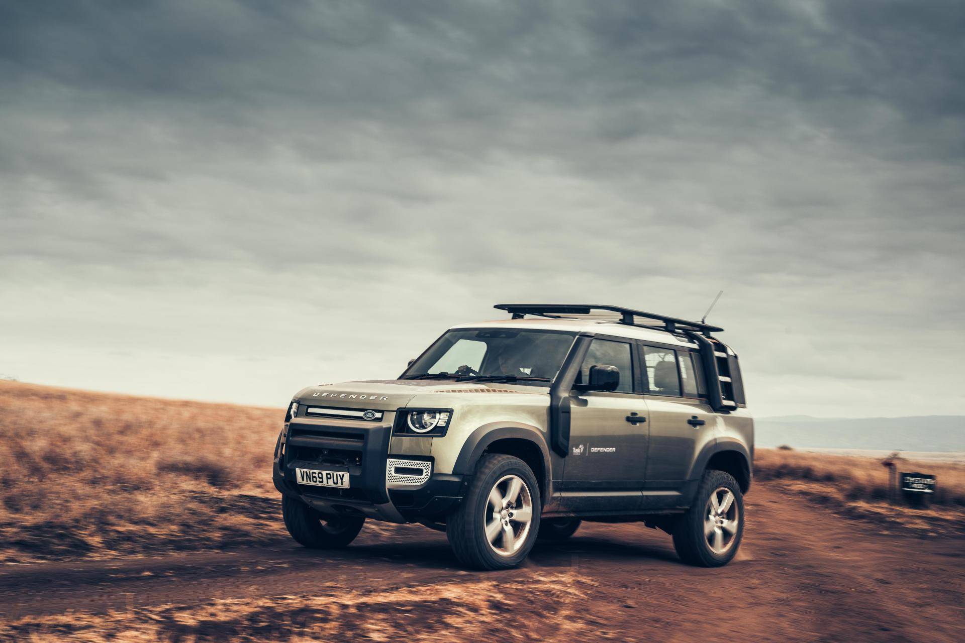land rover defender in contesto selvaggio