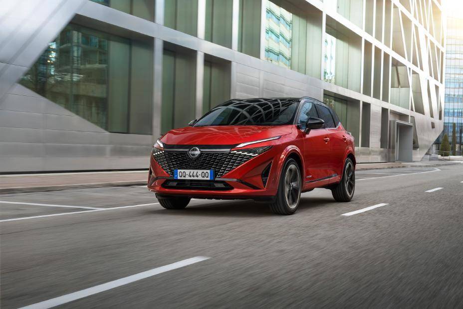 nissan qashqai rosso in ambiente urbano