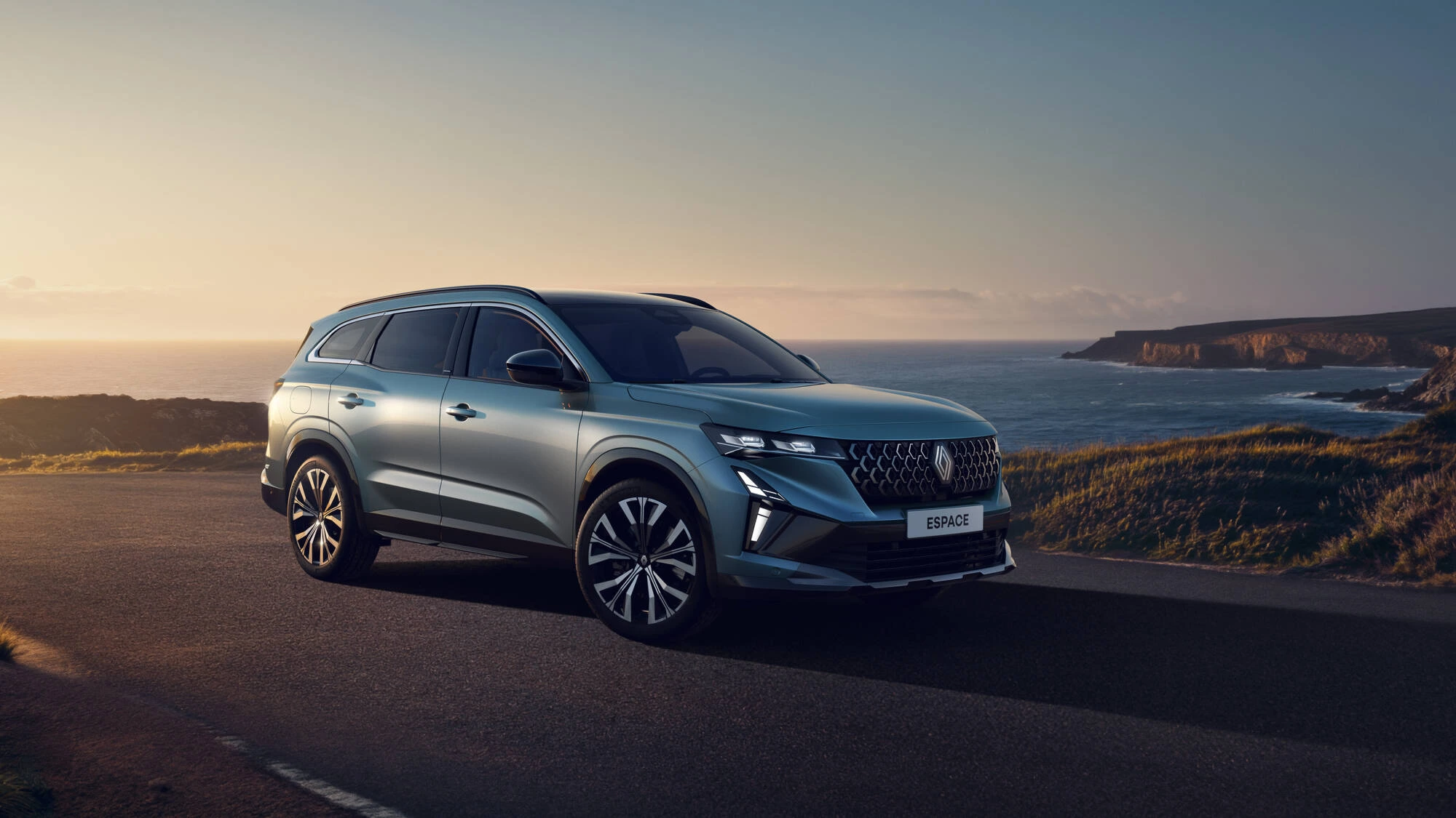 Nuova Renault Espace SUV a 7 posti, design moderno e linee eleganti, pensata per famiglie numerose con ampio spazio interno e comfort nei lunghi viaggi.