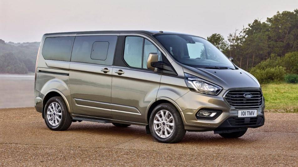 ford tourneo custom auto a 9 posti parcheggiata in esposizione