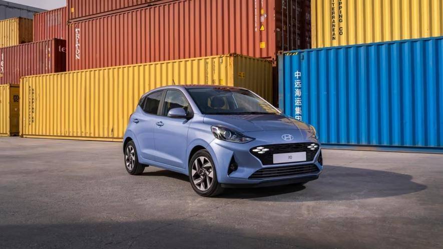 hyundai i10 azzurra esposta davanti a container colorati