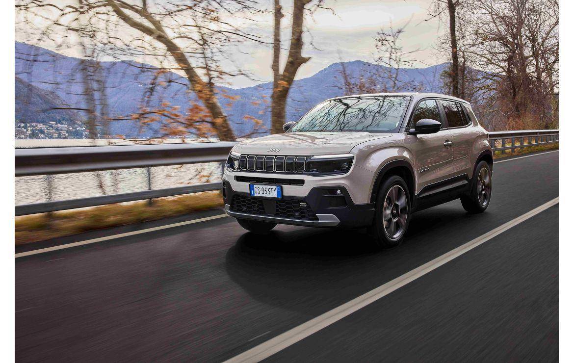 jeep avenger grigia che corre su strada