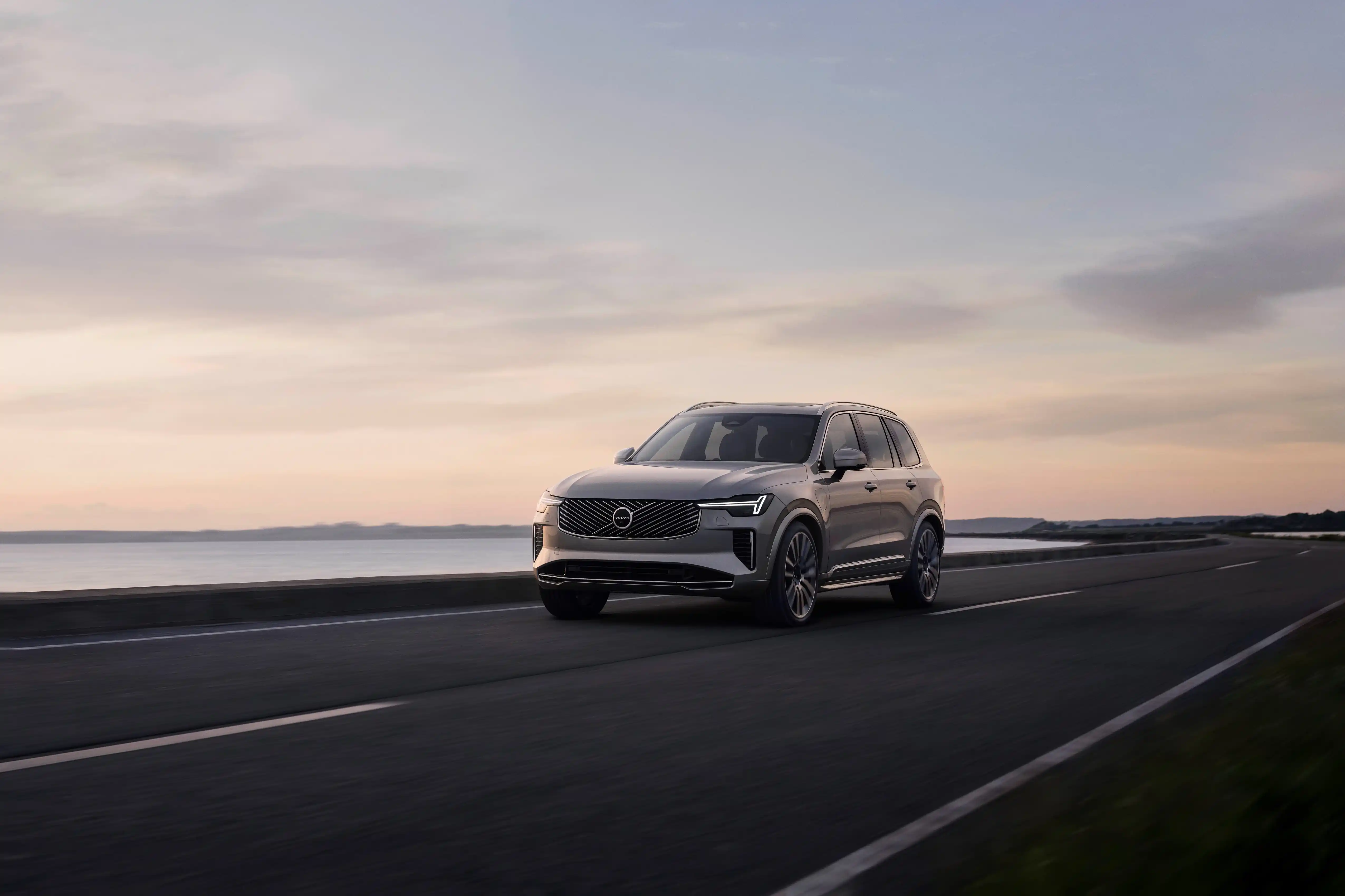 Volvo XC90 SUV elegante a 7 posti, design scandinavo raffinato e tecnologia avanzata, ideale per famiglie che cercano comfort, sicurezza e sostenibilit&agrave; nei viaggi.