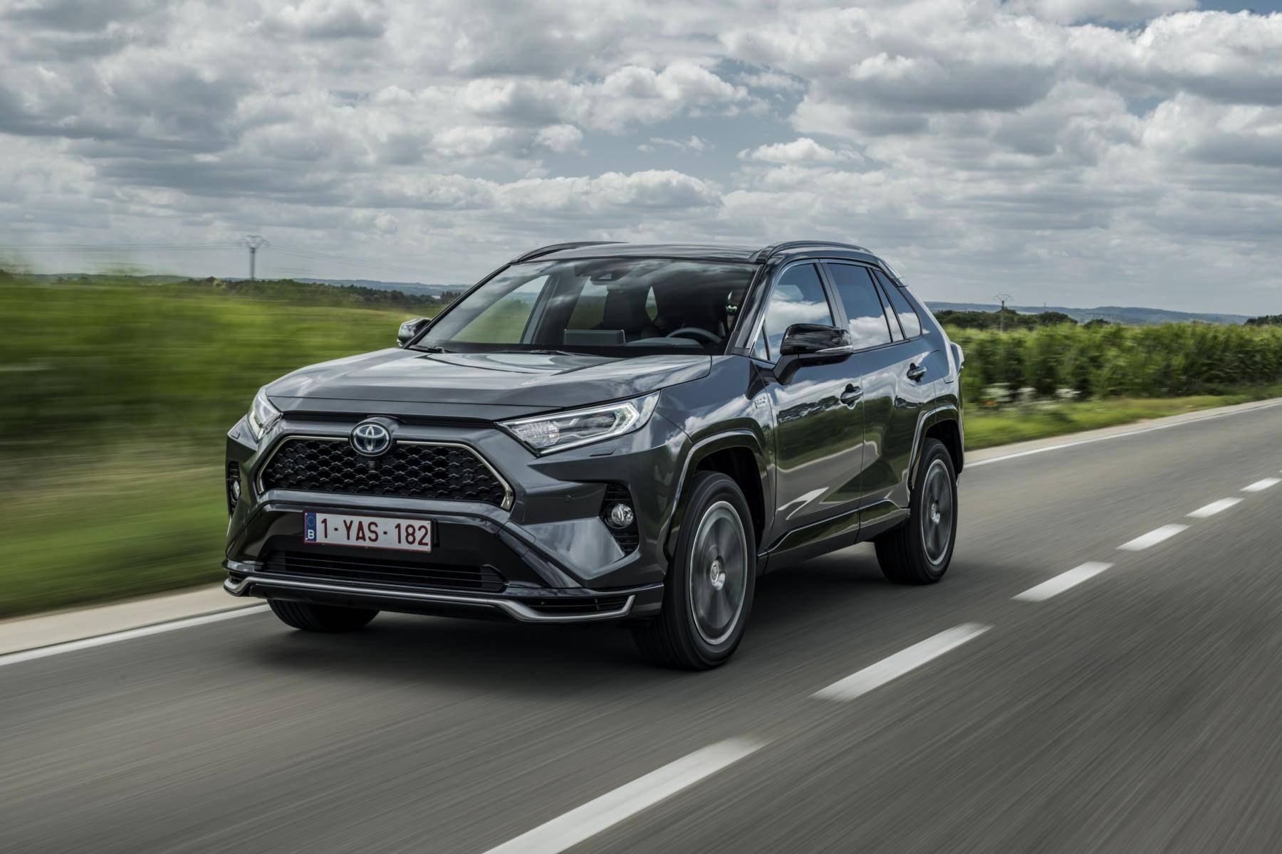 toyota rav4 ibrida plug-in su strada