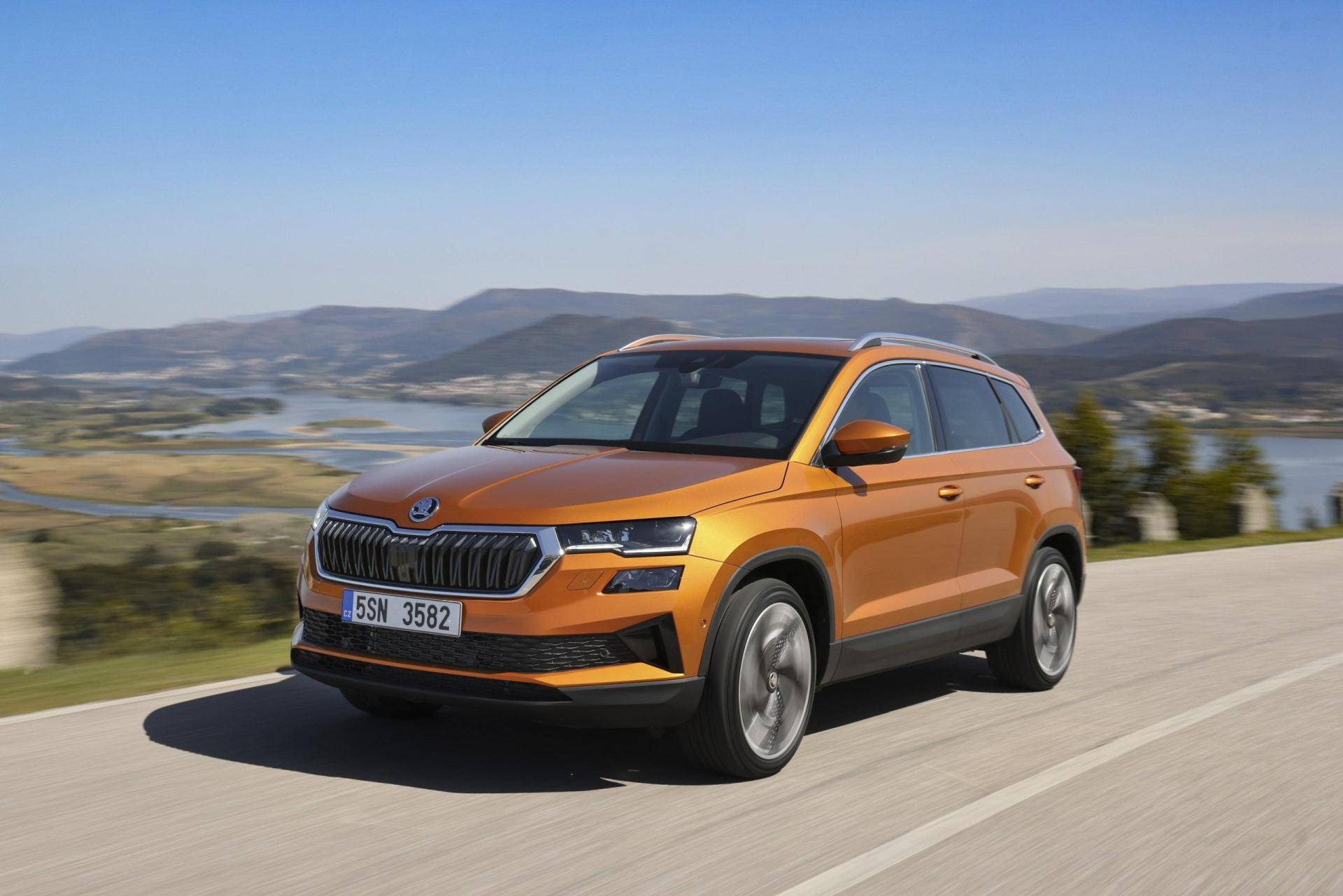 skoda karoq arancio su strada suv perfetto per la famiglia