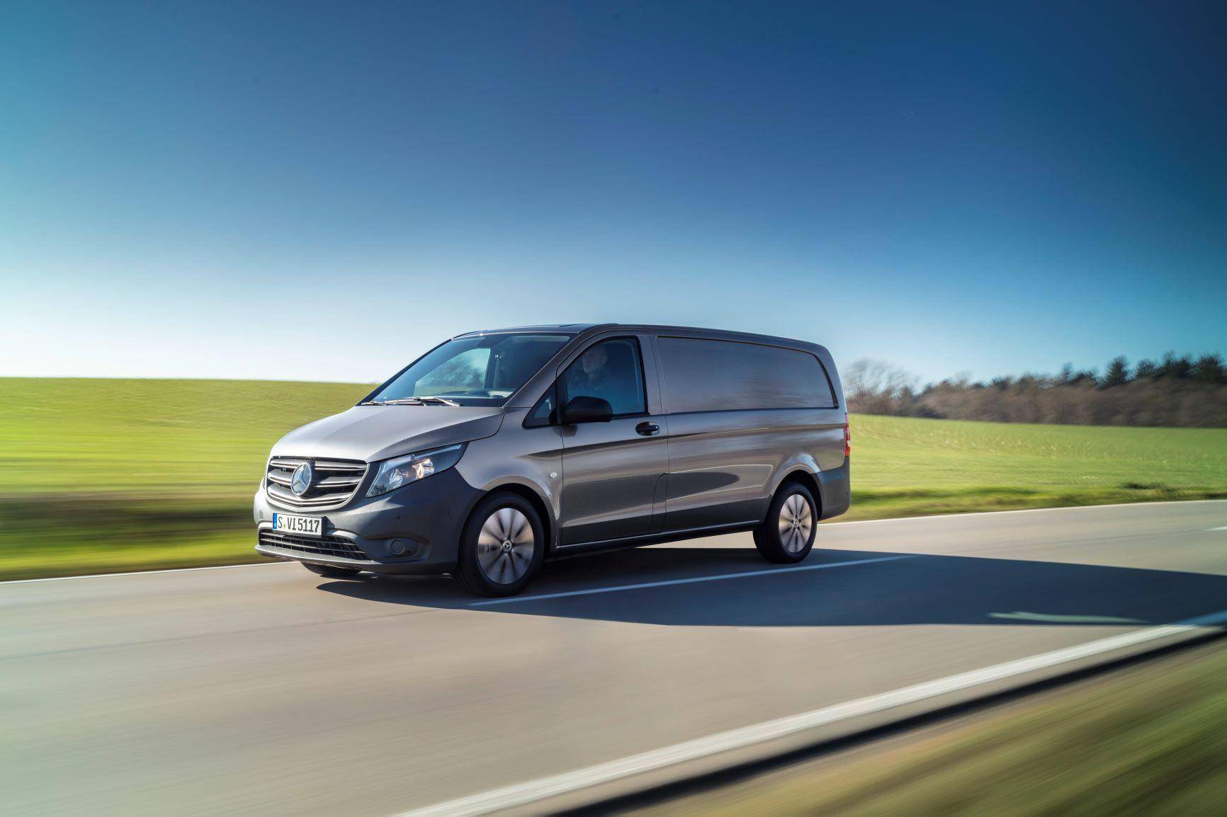 mercedes vito grigia auto a 9 posti su strada