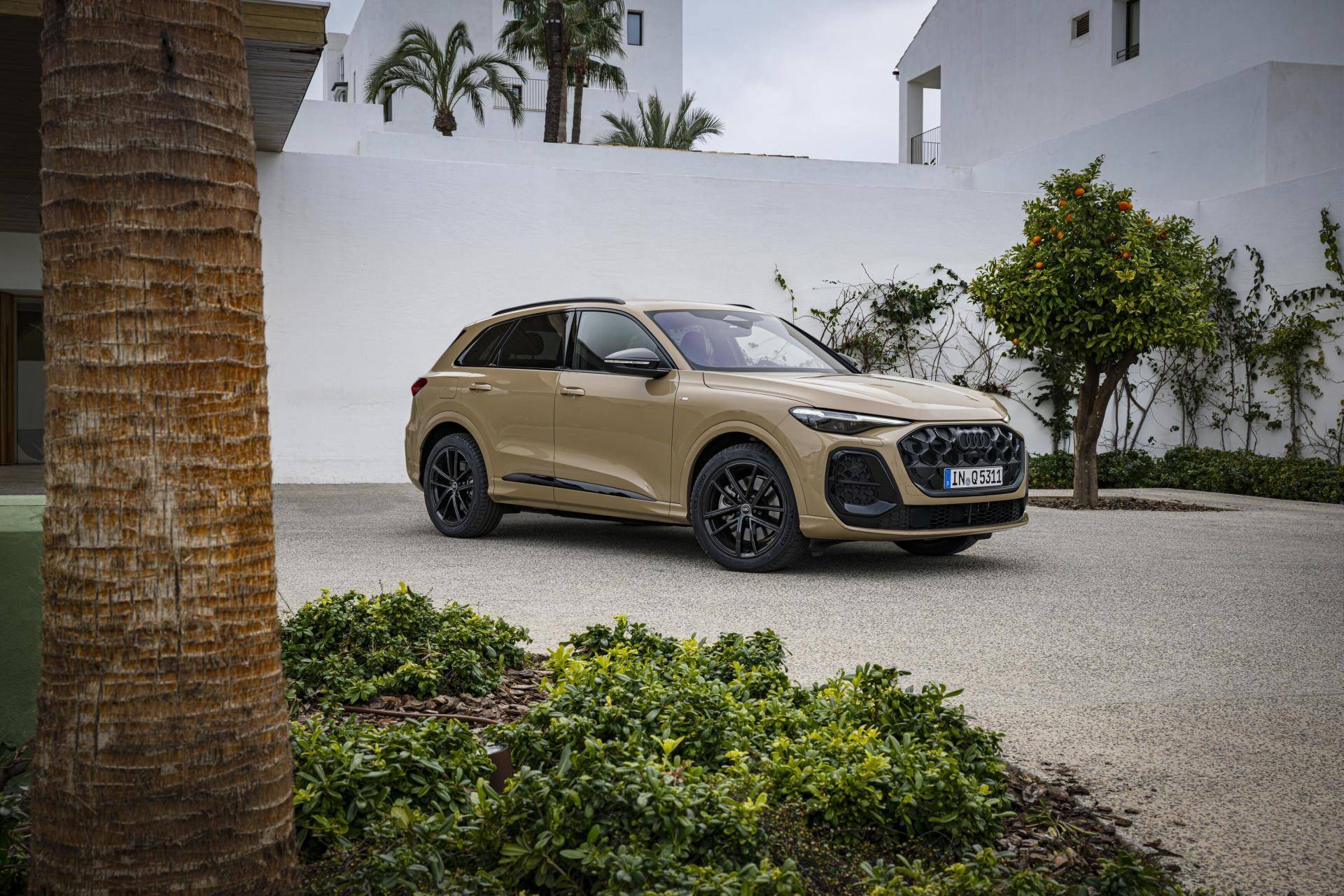 audi q5 in un parcheggio di casa esposta