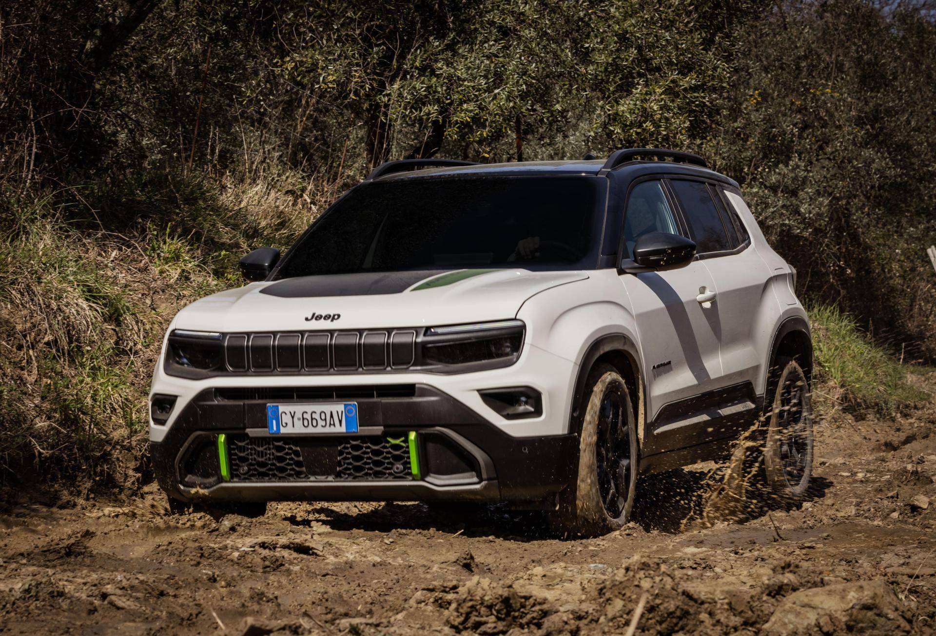 jeep avenger bianca su strada sterrata, esempio di suv piccolo per la citt&agrave;