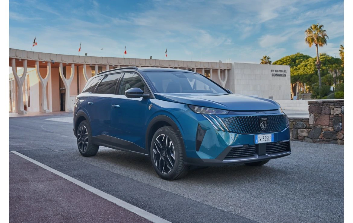 Peugeot 5008 SUV a 7 posti, design moderno e linee eleganti, perfetto per famiglie che cercano spazio, comfort e versatilit&agrave; nei viaggi.