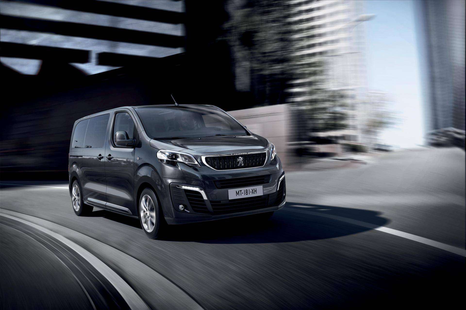 peugeot traveller auto a 9 posti su strada