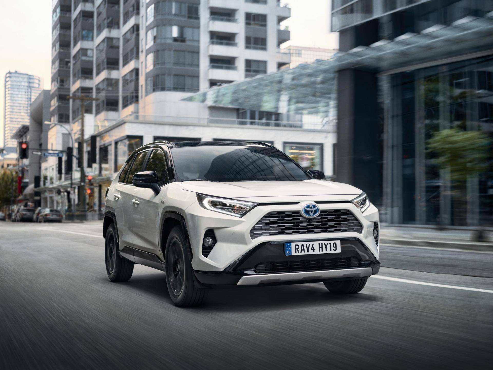toyota rav4 bianco in contesto urbano