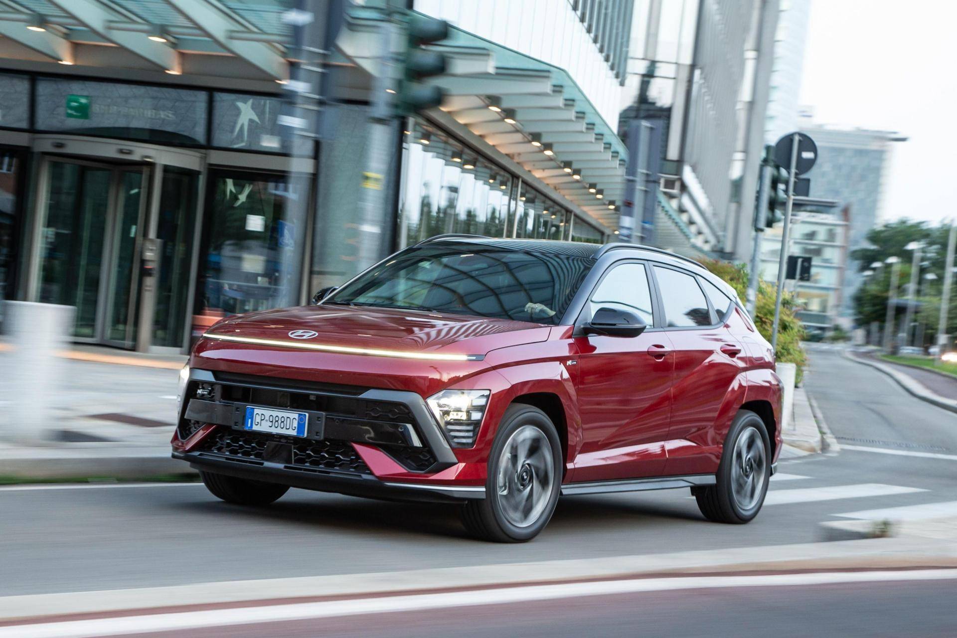 hyundai kona rossa in citt&agrave;, esempio di suv piccolo