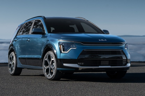 kia niro ibrida plug in blu in esposizione per set fotografico
