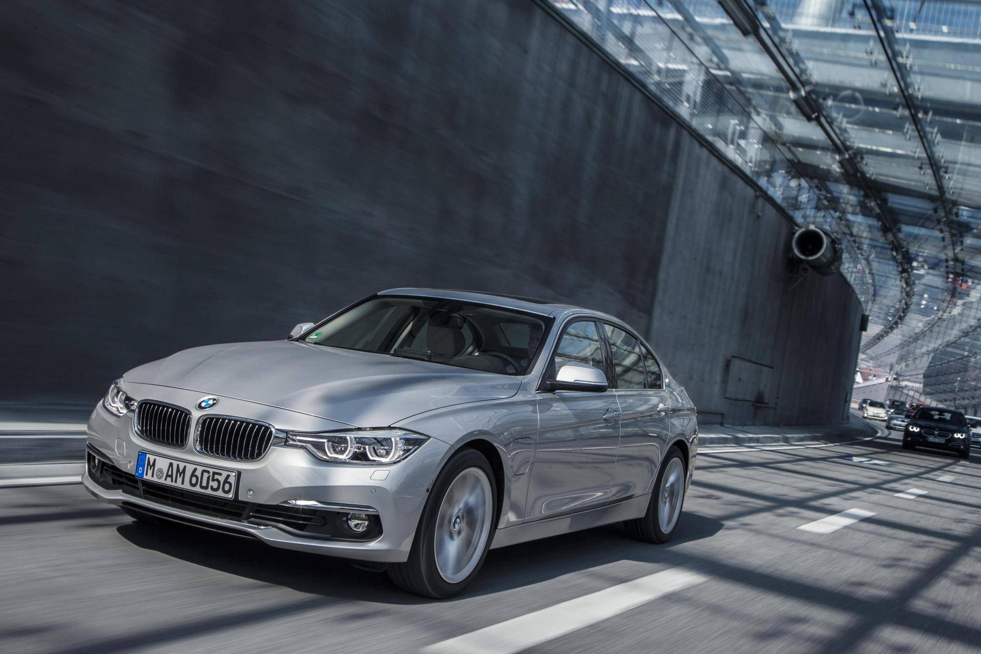 bmw serie 3 ibrida plug in su strada