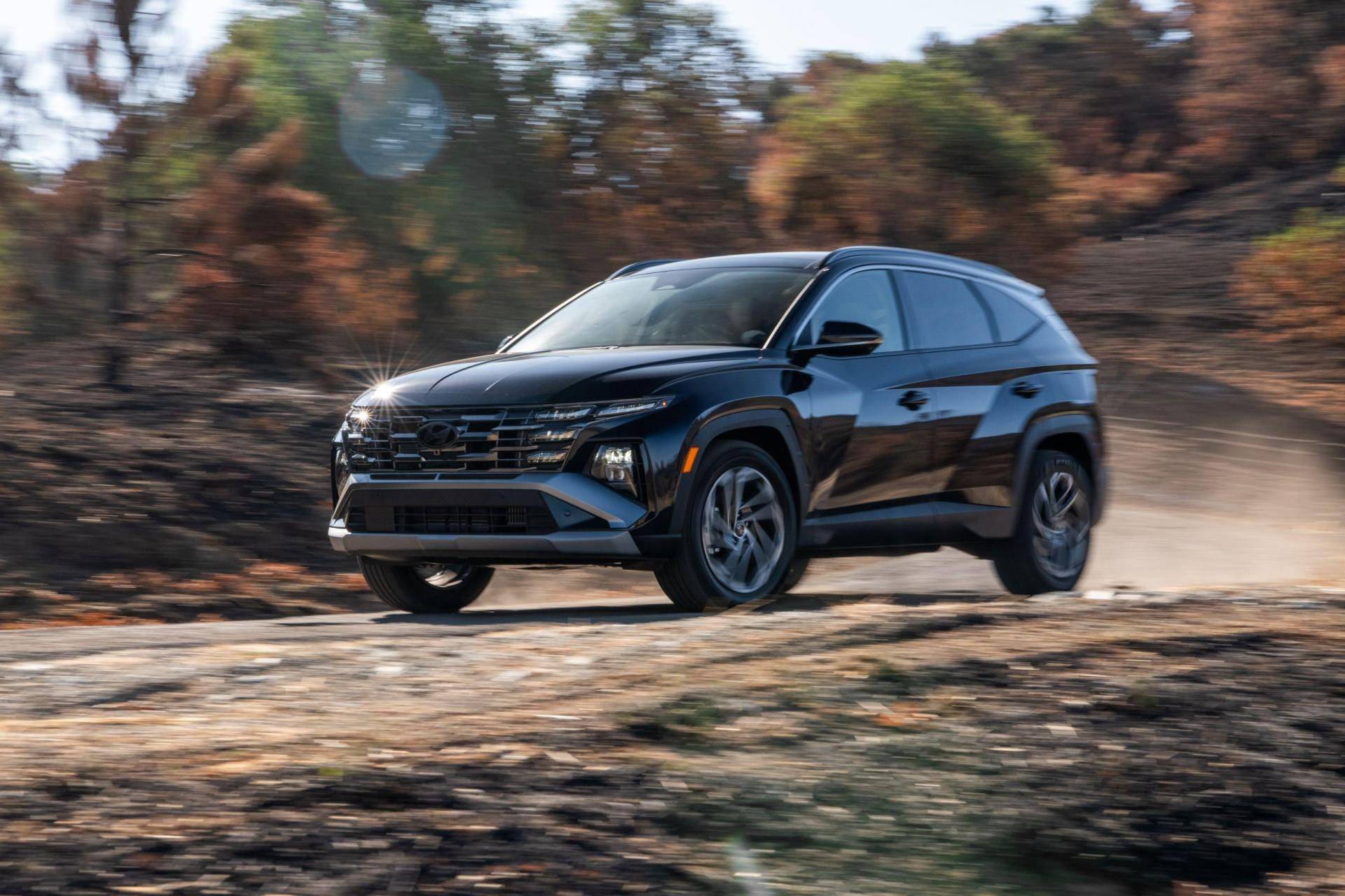 hyundai tucson nera su terreno sterrato