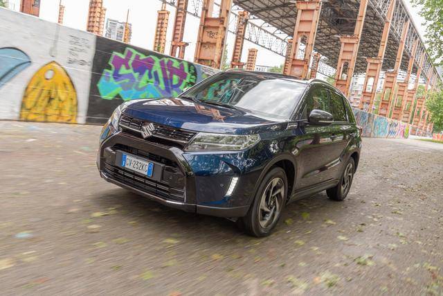 suzuki vitara blu in ambiente urbano