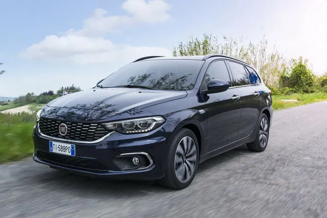 FIAT Tipo Station Wagon blu in movimento su strada extraurbana &ndash; familiare compatta economica e spaziosa, ideale per famiglie e flotte aziendali.