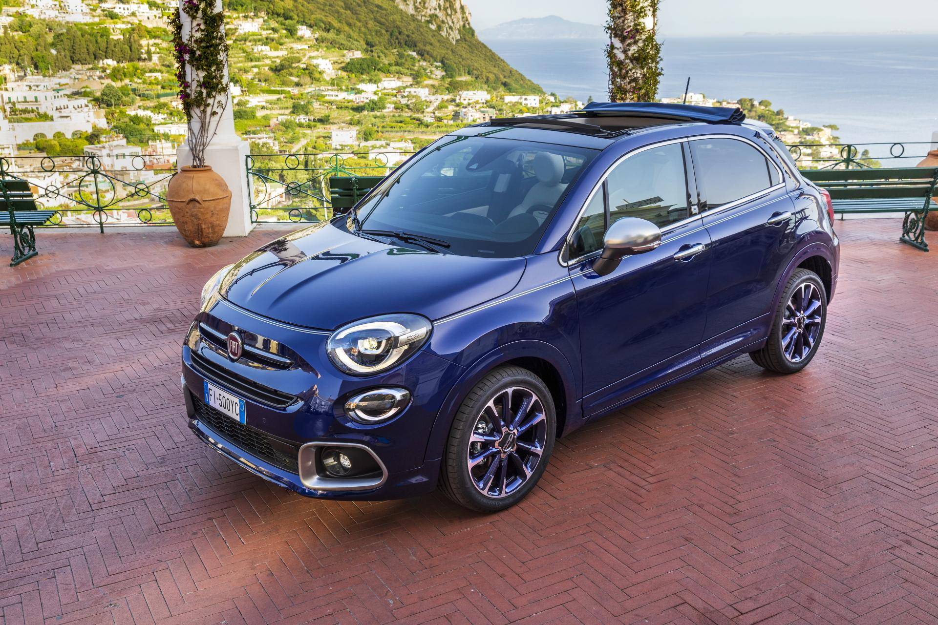 500x blu in sosta a capri, esempio di suv piccolo