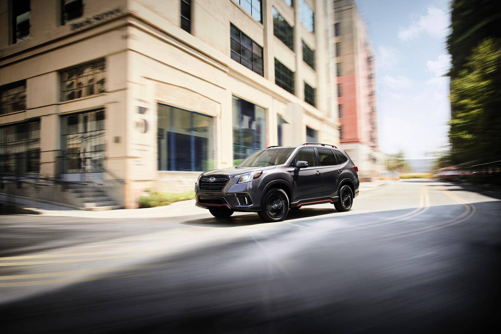 subaru forester grigio per le vie della citt&agrave; 