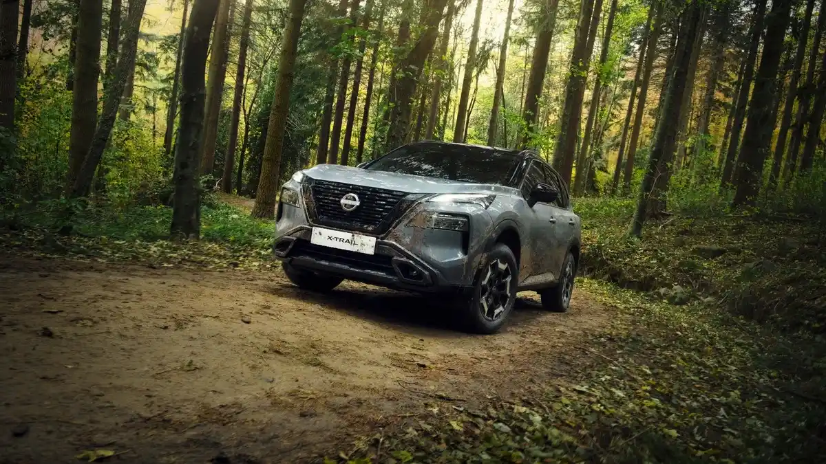 Nissan X-Trail SUV a 7 posti, robusto e versatile, ideale per famiglie amanti dell&rsquo;avventura grazie a spazio interno, comfort e capacit&agrave; fuoristrada.