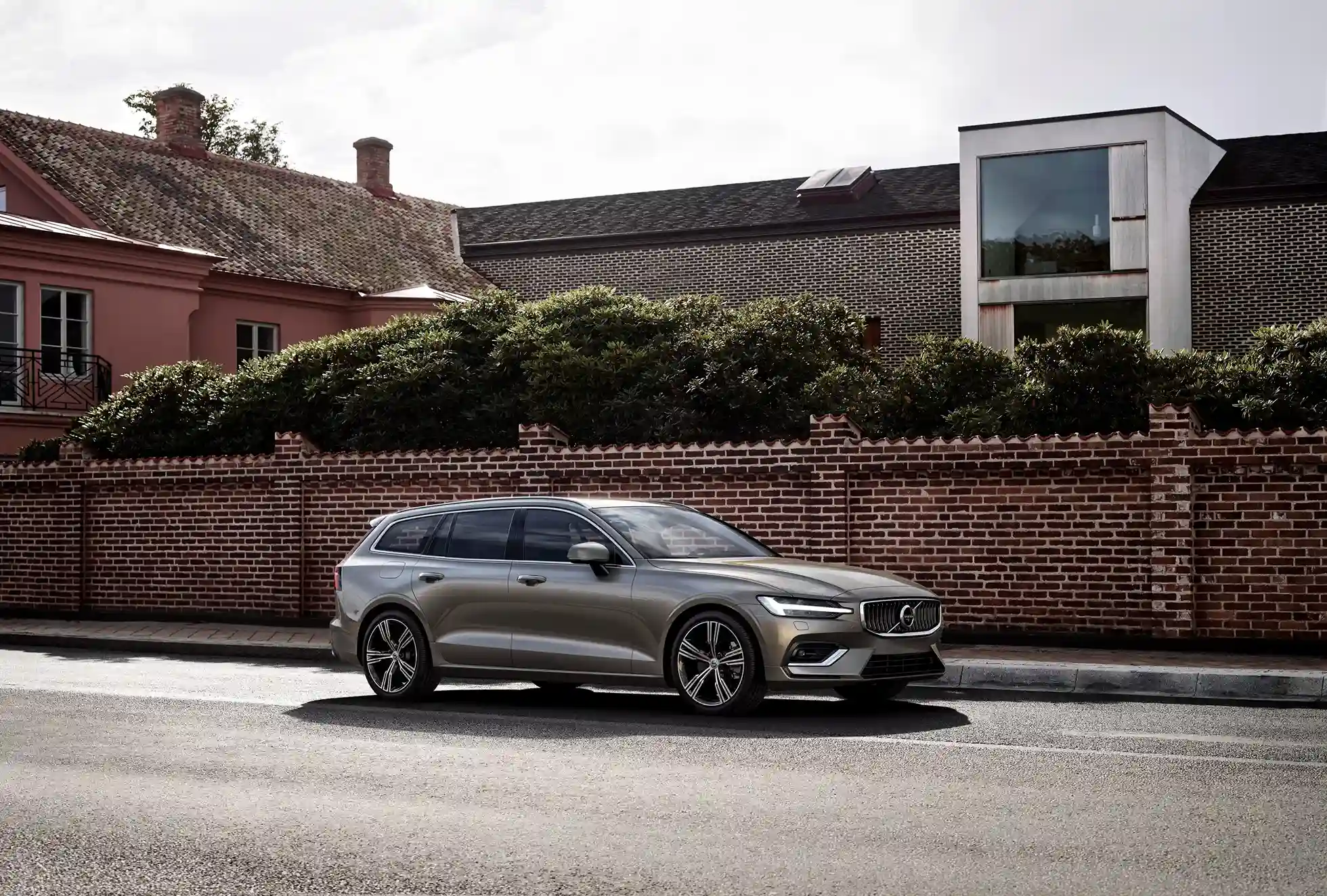 Volvo V60 Station Wagon grigia parcheggiata in citt&agrave; &ndash; familiare premium elegante e sicura, con interni raffinati e tecnologia avanzata.