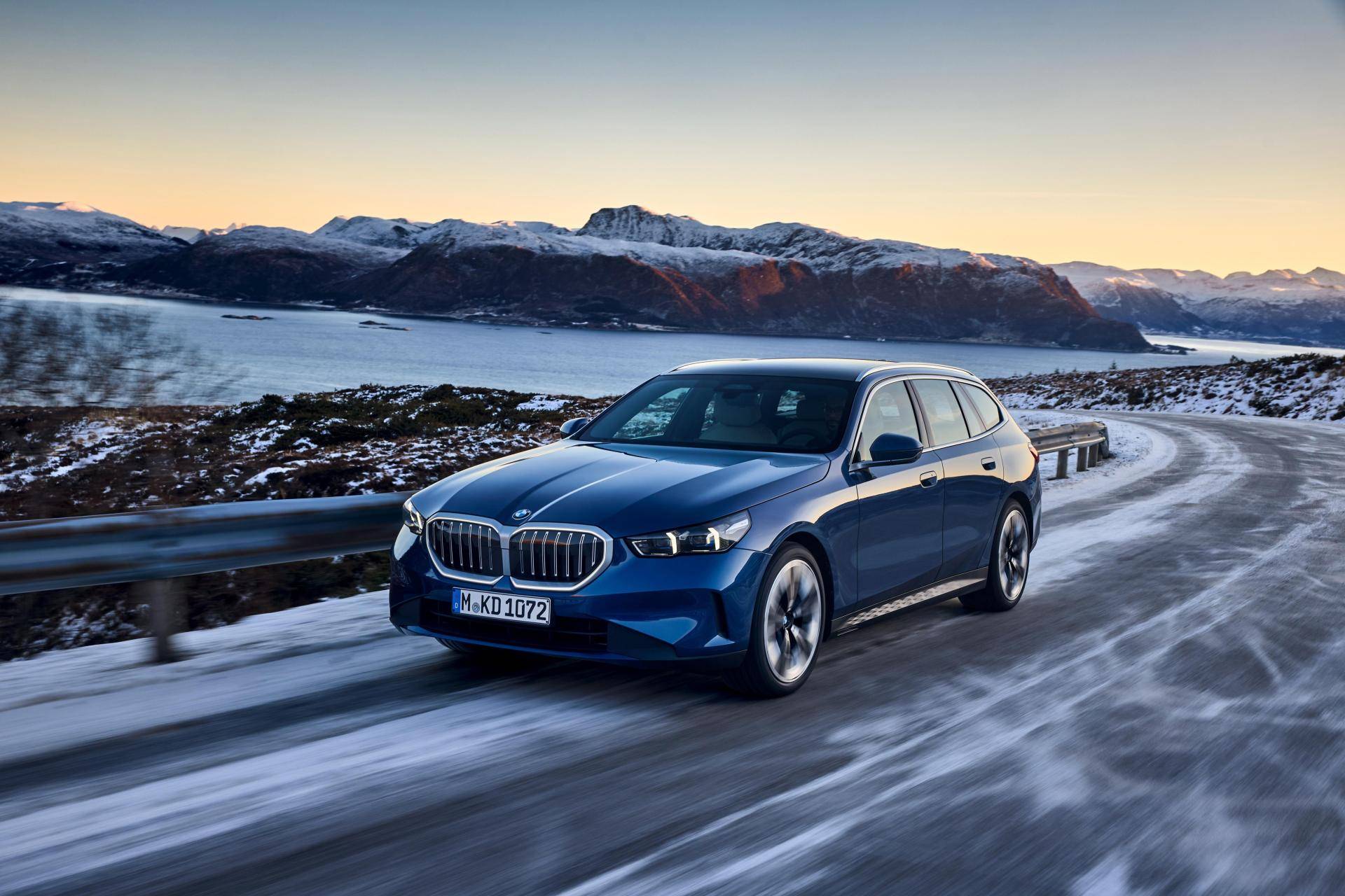 bmw serie 5 touring station wagon blu su strada, esempio di auto adatta a lavoratori