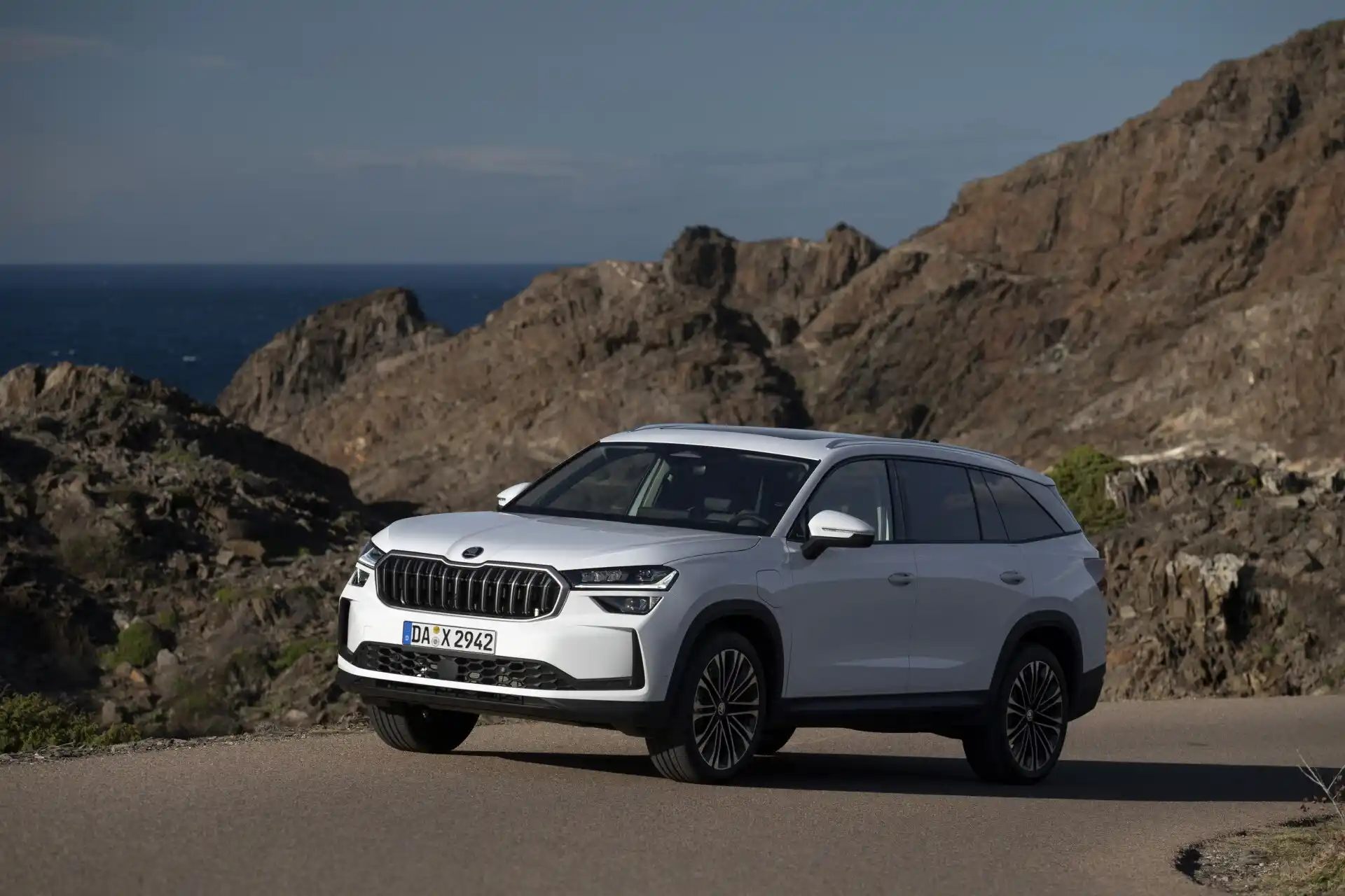 Nuova &Scaron;koda Kodiaq SUV a 7 posti bianco, ideale per famiglie numerose, con design elegante, abitacolo spazioso e comfort per viaggi lunghi.