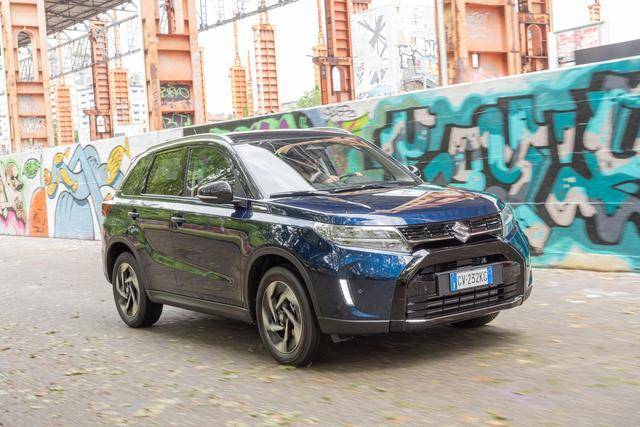 suzuki vitara blu in contesto urbano, esempio di suv piccolo