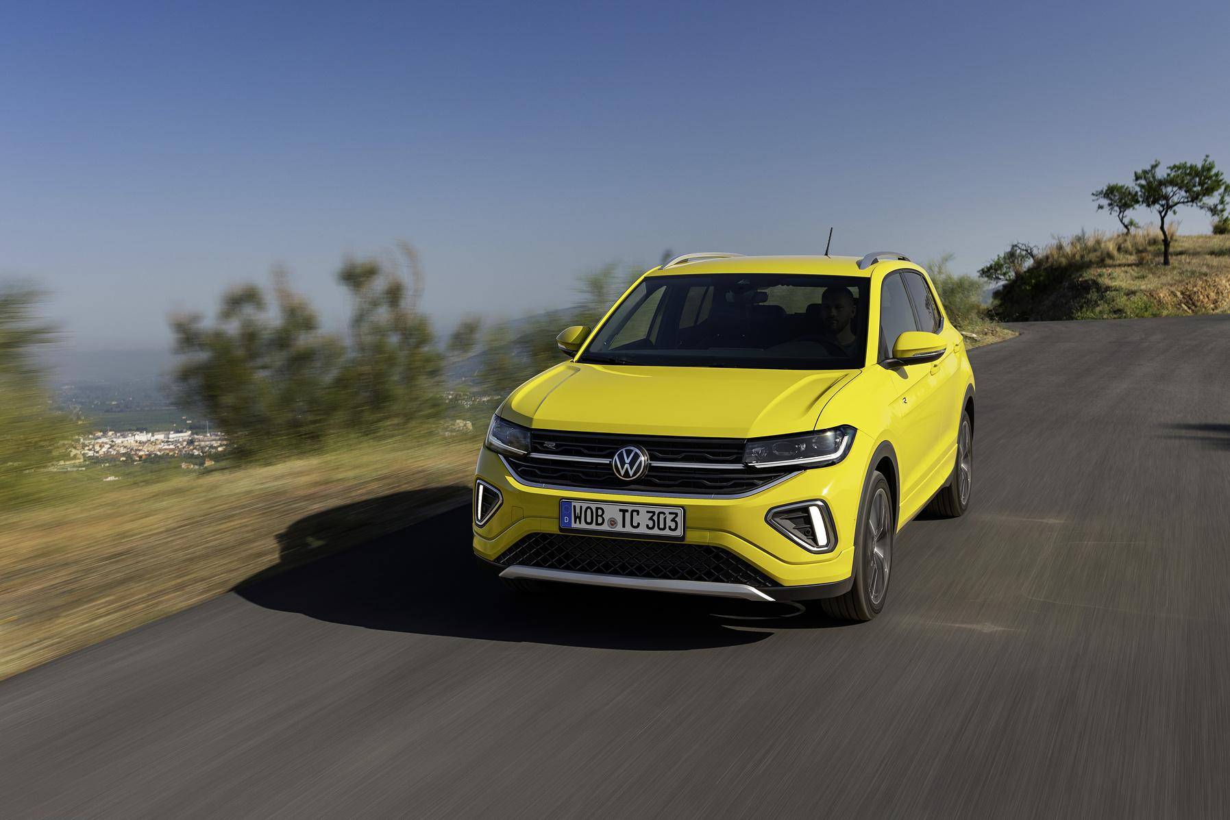volkswagen t-cross gialla che viaggia su strada, esempio di migliori suv piccoli per la citt&agrave;