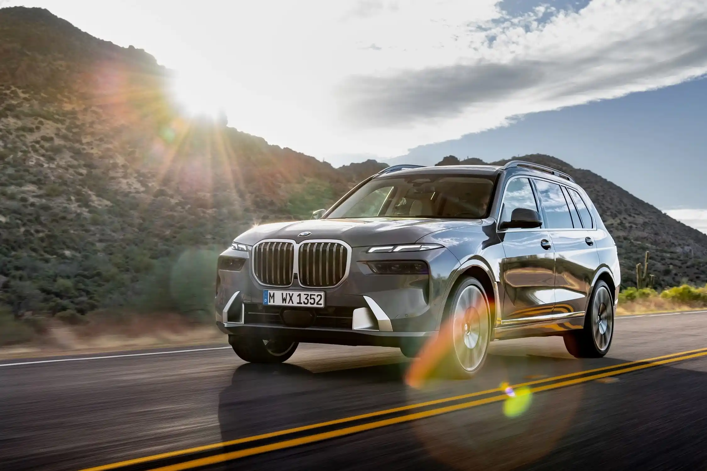 BMW X7 SUV di lusso a 7 posti, imponente e raffinato, ideale per famiglie che cercano comfort premium, tecnologia avanzata e prestazioni elevate nei lunghi viaggi.