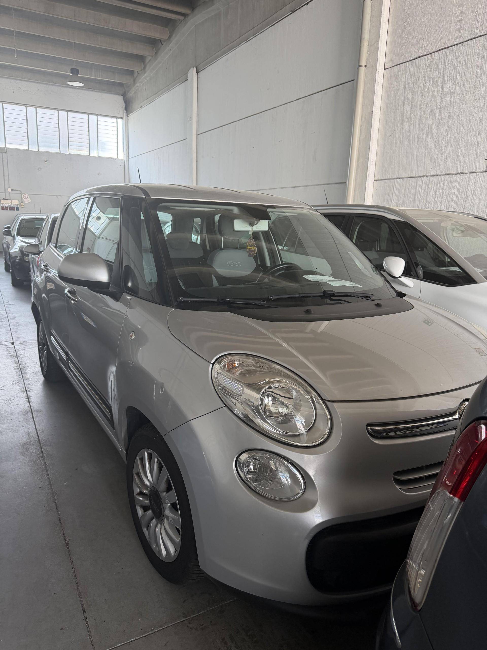 AUTOMOBIL LARIAN