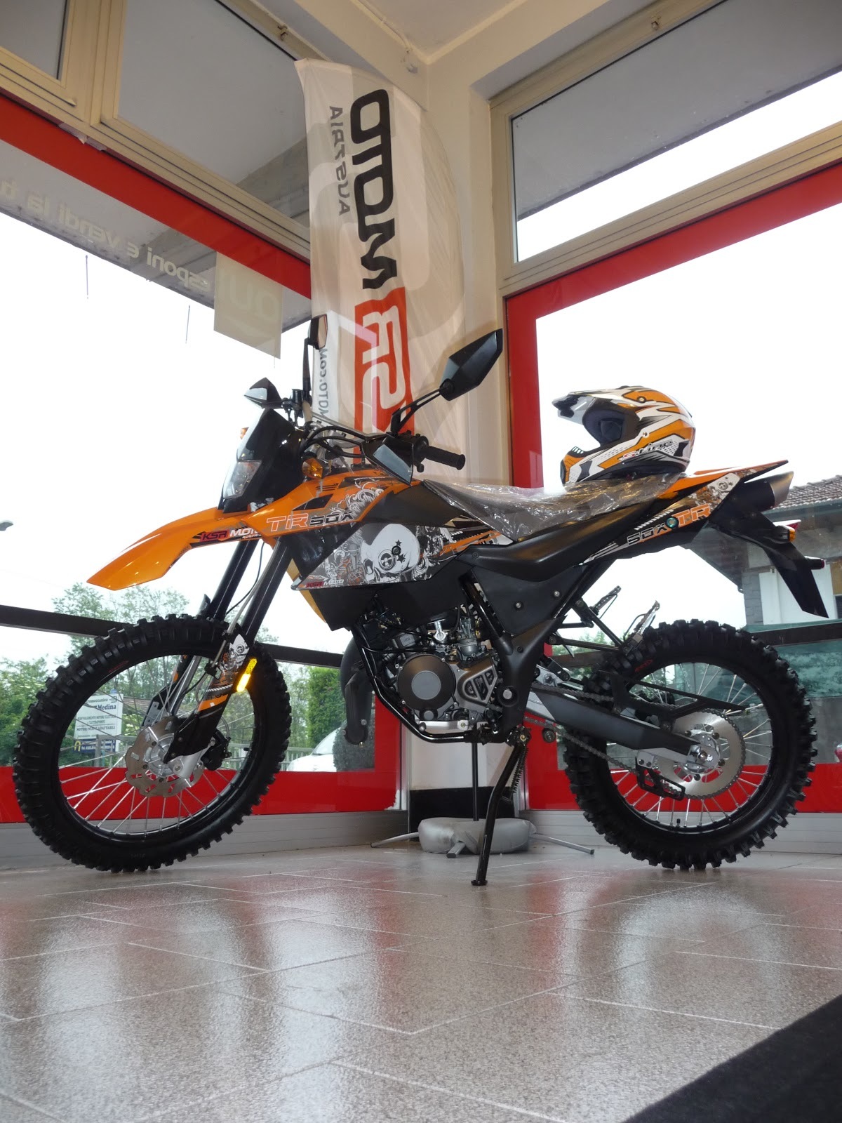 MOTO IN VETRINA - BORGOMANERO