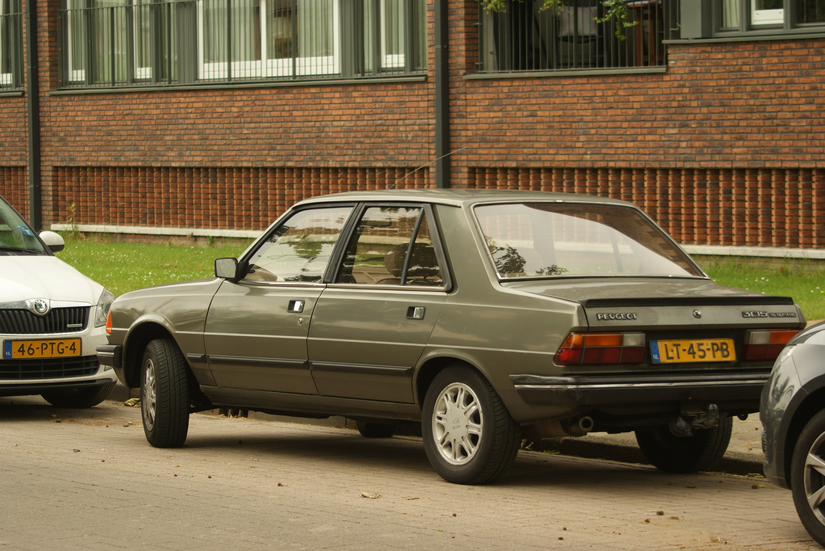 Peugeot 305