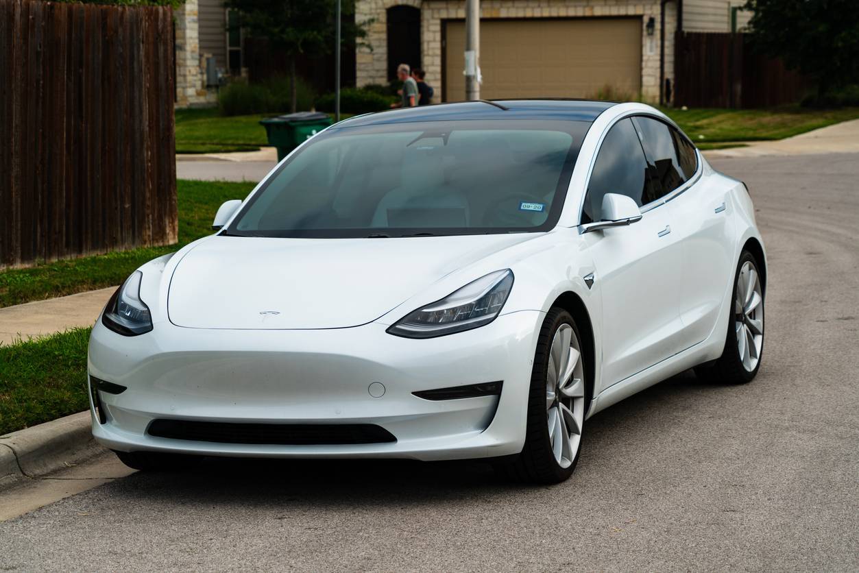 Visione frontale della Tesla Model 3 bianca